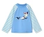 T-shirt bleu à manches longues avec motif de requin tenant un cocktail.