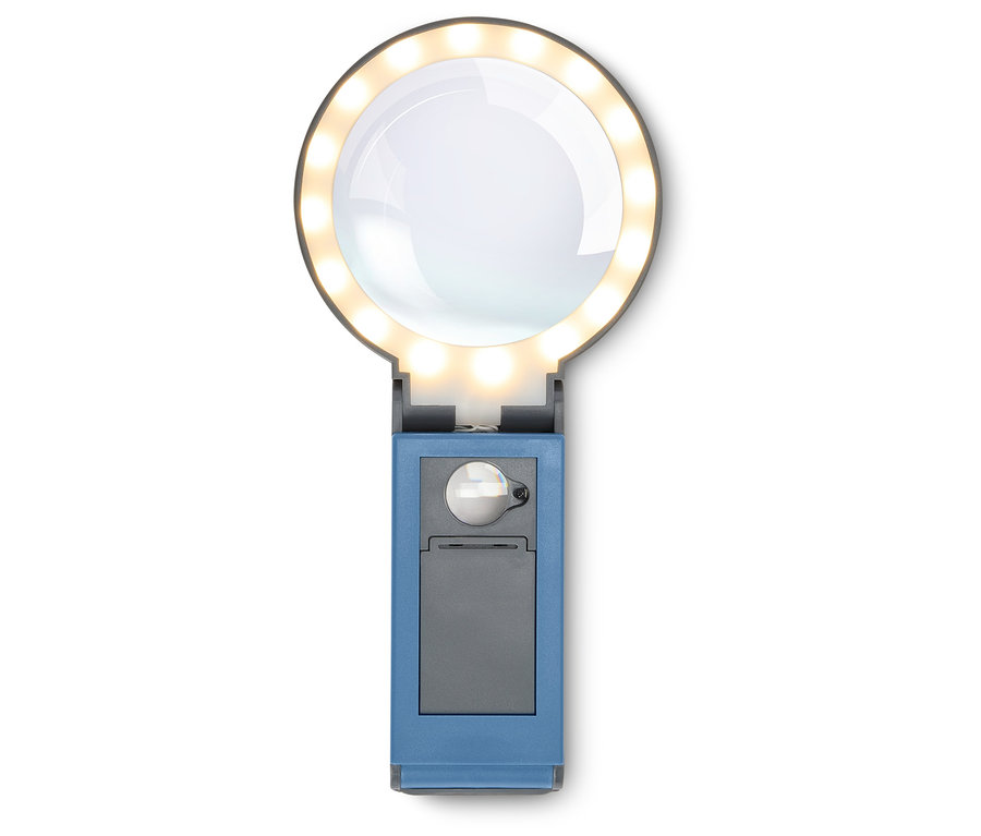 Gros plan d'une loupe bleue éclairée sur fond blanc.