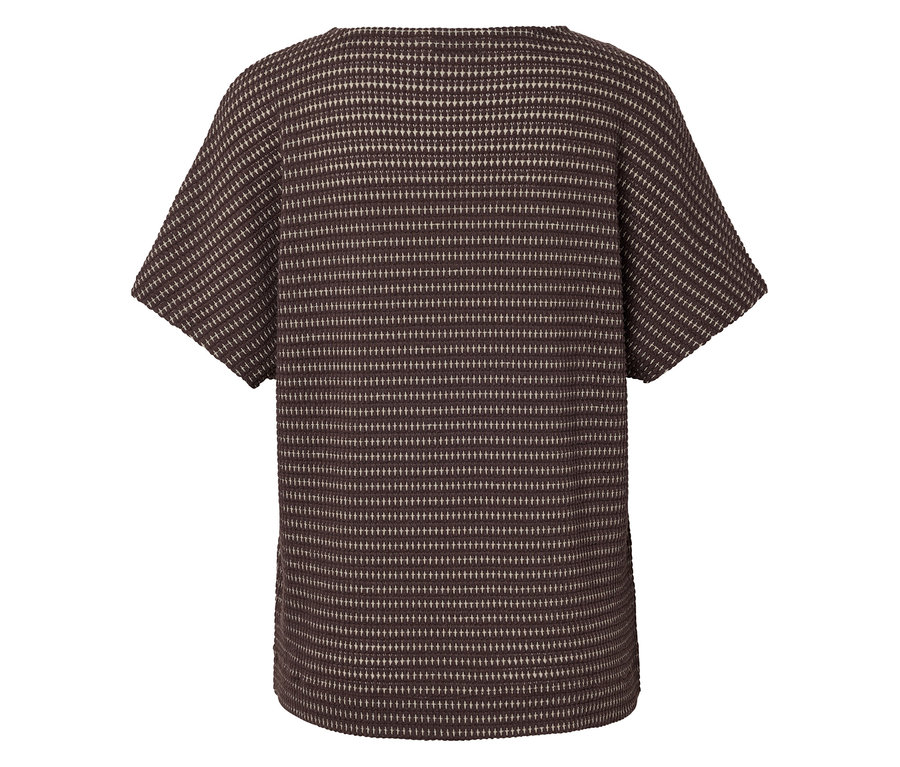Haut marron à manches courtes avec motif de lignes horizontales et de petites croix.
