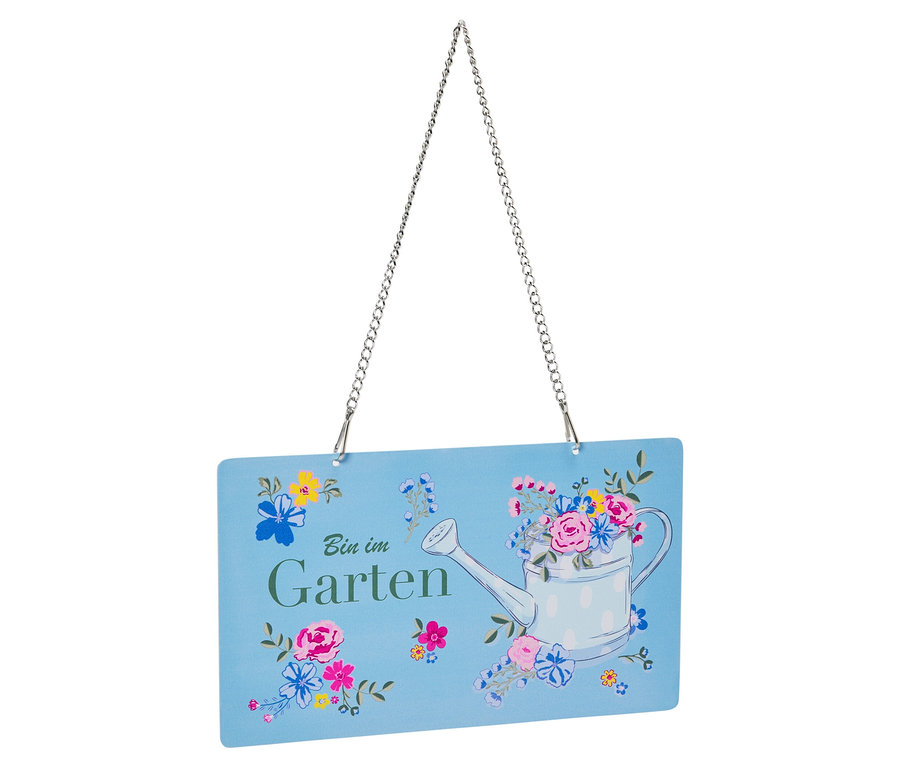 Panneau bleu avec l'inscription "Bin im Garten", un arrosoir et des fleurs, suspendu à une chaîne.