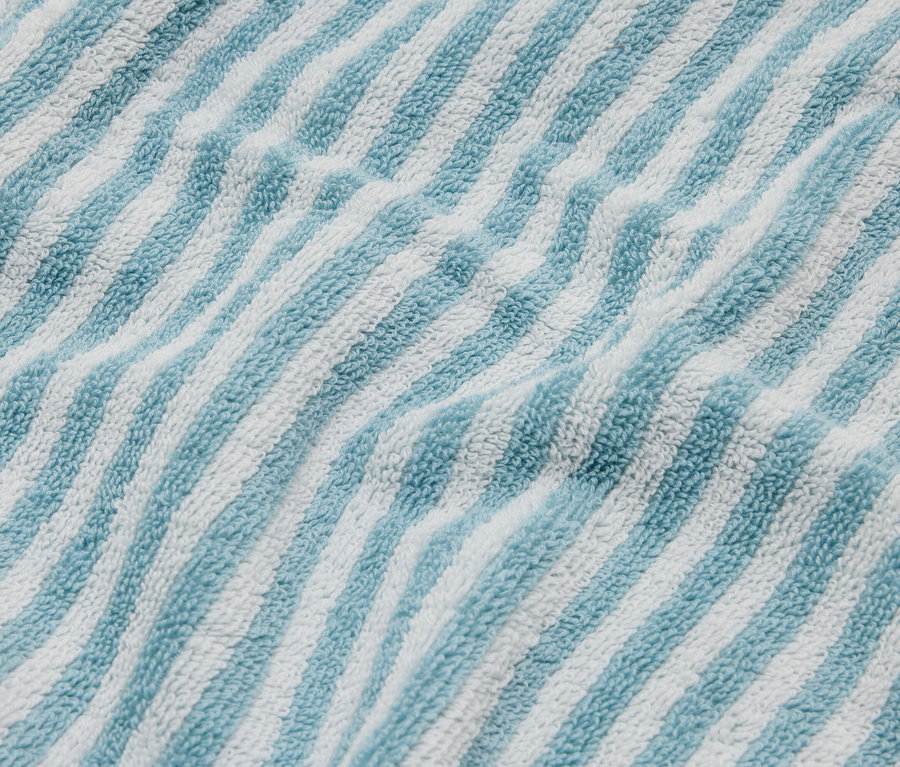Gros plan d'un tissu éponge rayé bleu et blanc.