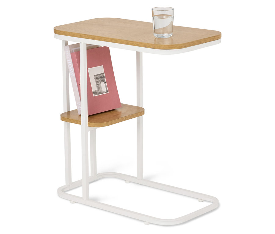 Une table d'appoint avec un plateau en bois, un cadre blanc, un verre d'eau et des livres.