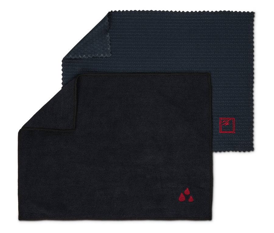 Deux chiffons de nettoyage foncés, un avec un logo rouge à trois gouttes et l'autre avec un logo rouge dans un carré.