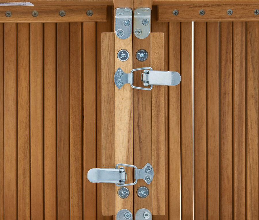 Gros plan de deux loquets métalliques fixés par des vis sur une table en bois.