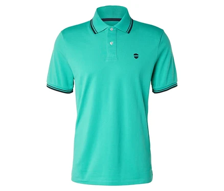 Polo vert clair avec des détails bleu marine sur le col et les manches.