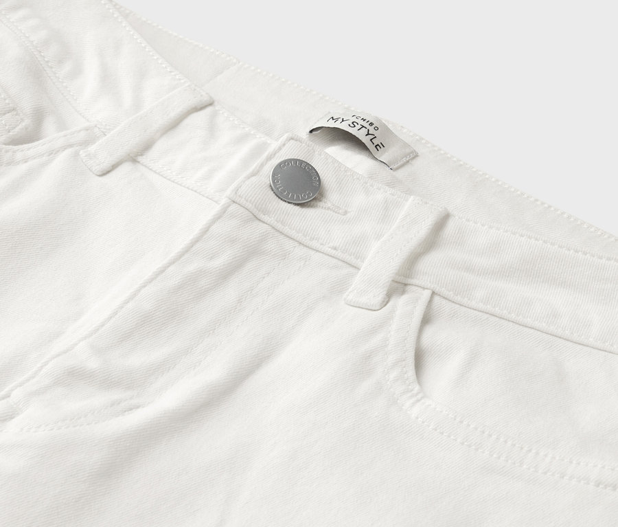 Gros plan d'un pantalon blanc avec des poches et un bouton argenté portant l'inscription COLLECTION.