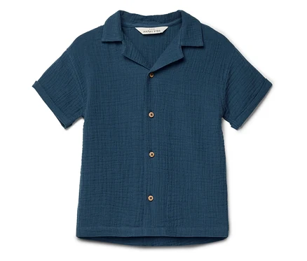 Chemise bleue à manches courtes pour enfants avec boutons sur fond blanc.