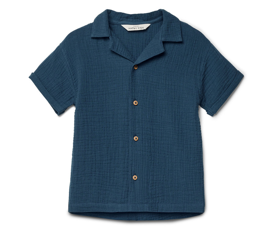 Chemise bleue à manches courtes pour enfants avec boutons sur fond blanc.