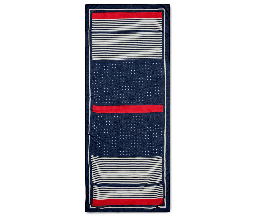 Écharpe rectangulaire à rayures rouges, rayures blanches et pois blancs sur fond marine.