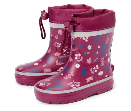 Une paire de bottes en caoutchouc bordeaux à motifs floraux se tenant côte à côte sur fond blanc.