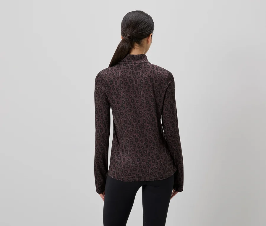 Vue arrière d'une femme portant un haut à manches longues marron à motif léopard et un legging noir, les cheveux attachés en queue de cheval.