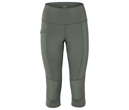 Gros plan sur un legging gris trois quarts taille haute avec une poche latérale.