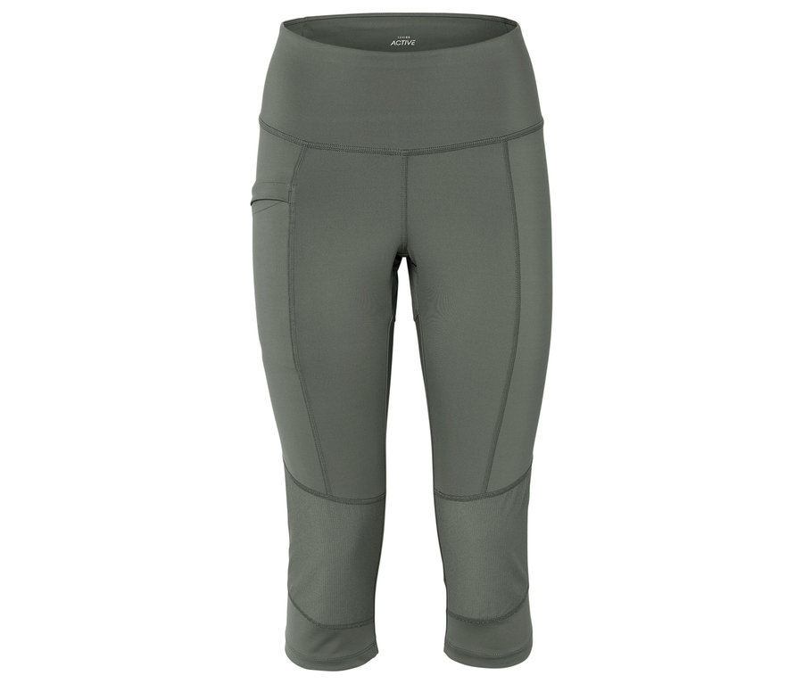 Gros plan sur un legging gris trois quarts taille haute avec une poche latérale.