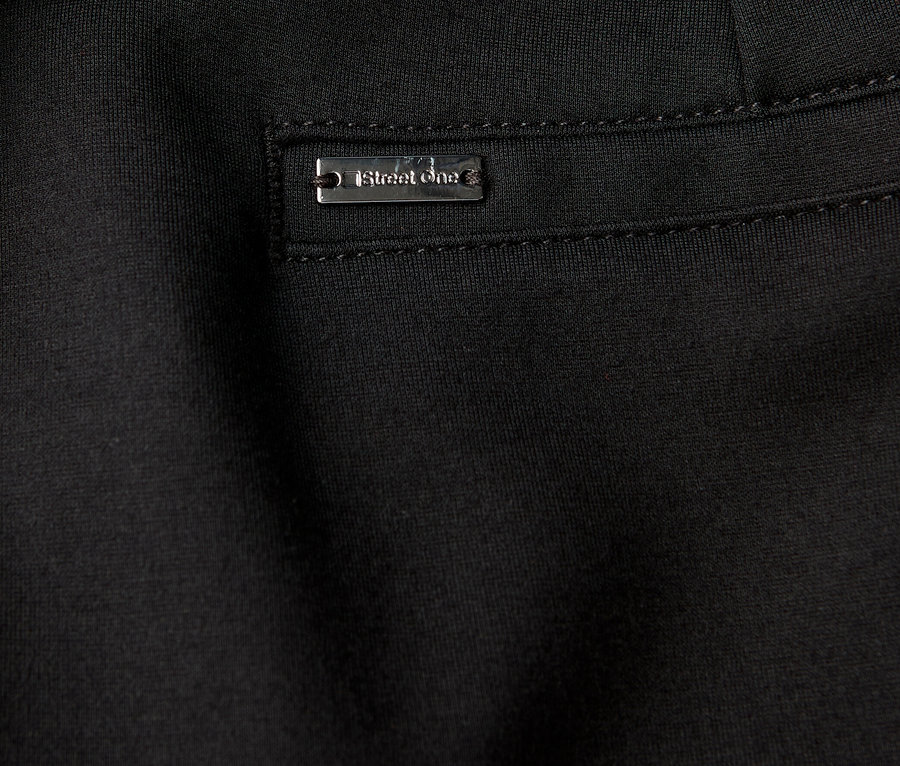 Vue détaillée d'un pantalon noir Straight Leg avec galon de Street One.