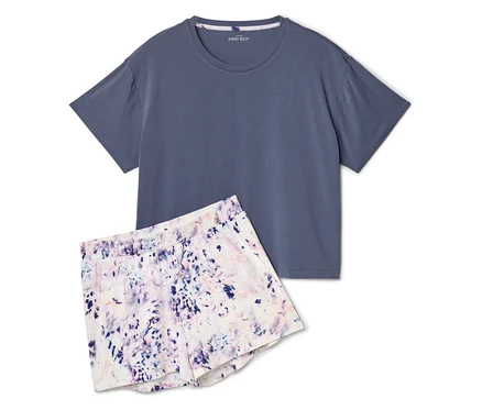 Un t-shirt bleu marine et un short à motif marbré posés sur un fond blanc.