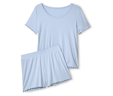 Ensemble de pyjama bleu clair comprenant un haut à manches courtes et un short avec un ourlet à froufrous.