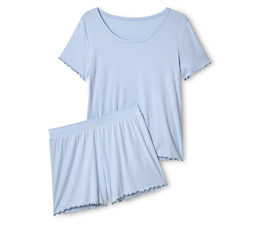 Ensemble de pyjama bleu clair comprenant un haut à manches courtes et un short avec un ourlet à froufrous.