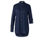 Une chemise bleu marine à manches longues et boutonnée est visible sur un fond blanc.