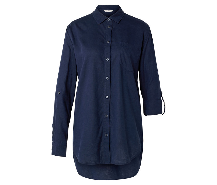 Une chemise bleu marine à manches longues et boutonnée est visible sur un fond blanc.