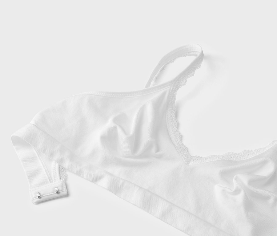 Gros plan d'un soutien-gorge blanc avec de la dentelle sur les bretelles.