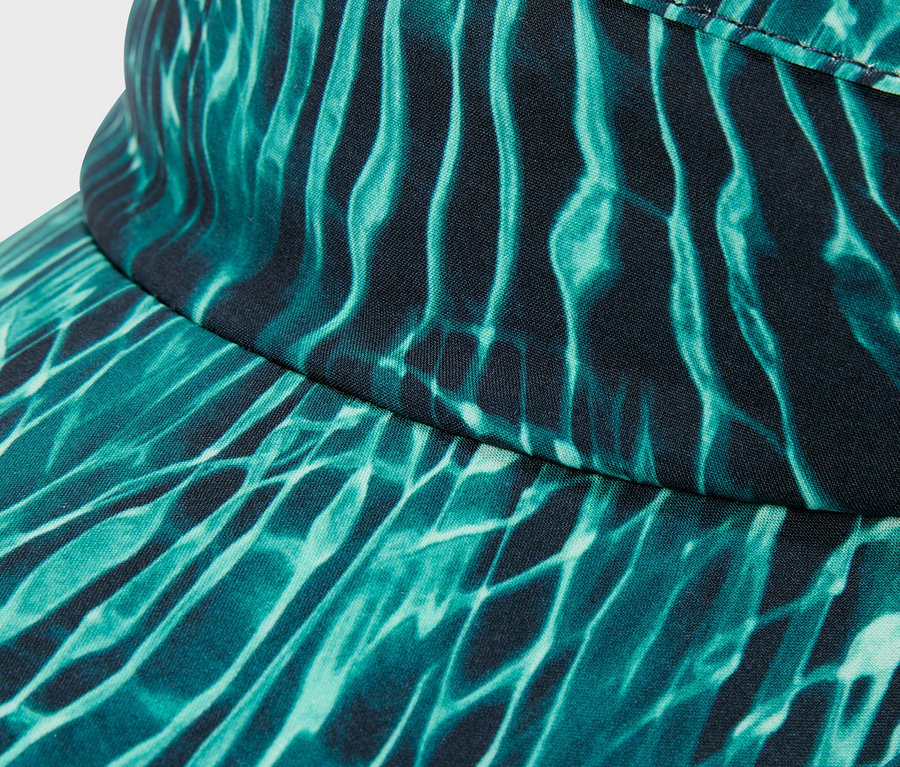 Gros plan d'une visière avec un motif bleu-vert.