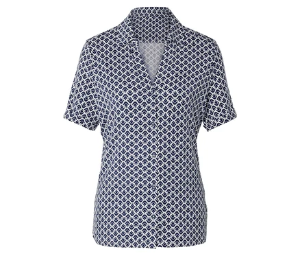 Une chemise à manches courtes à motifs bleus et blancs.