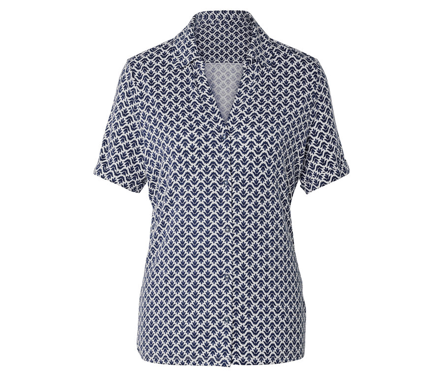 Une chemise à manches courtes à motifs bleus et blancs.