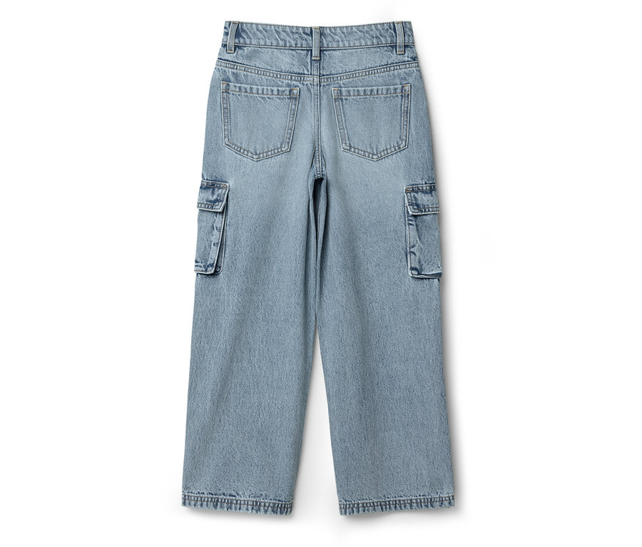 Le dos d'un jean bleu clair avec des poches sur fond blanc.