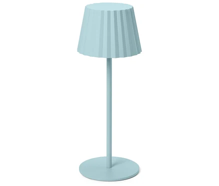 Une seule lampe de table bleu clair sur un fond blanc.