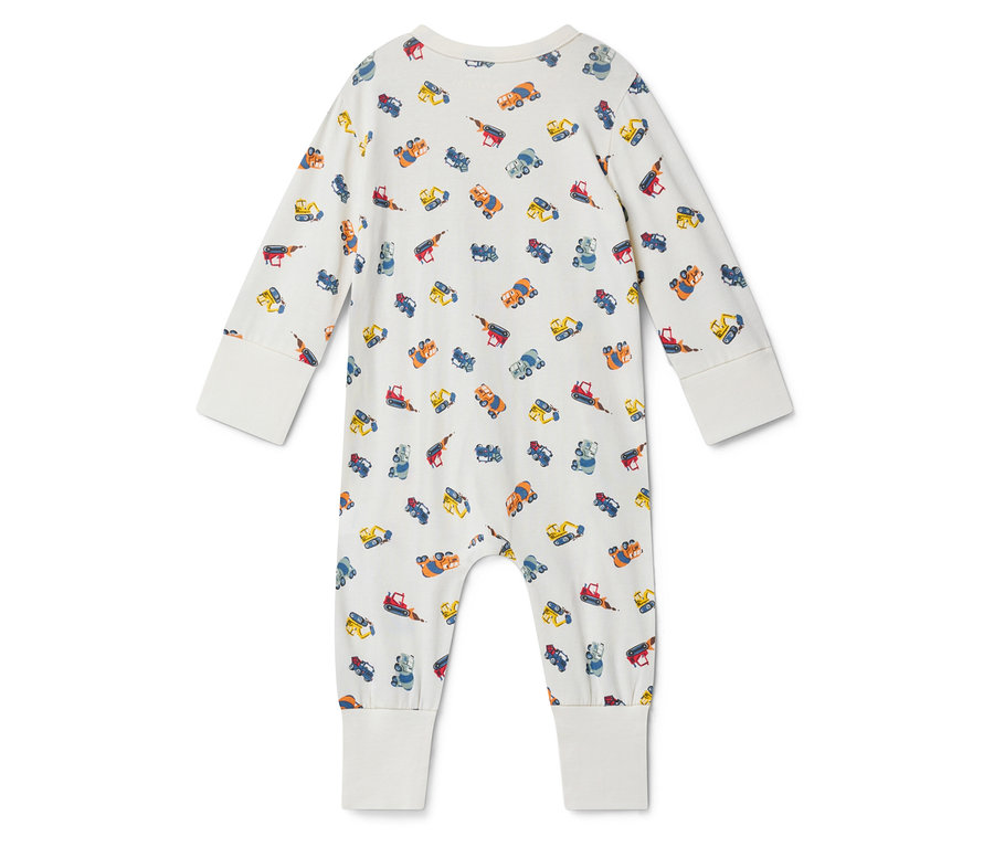 Vue complète d'un pyjama de bébé blanc à manches longues, imprimé de petits véhicules de construction colorés.
