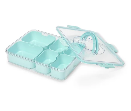 Boîte à lunch bleu clair avec plusieurs compartiments et couvercle transparent, partiellement ouverte.