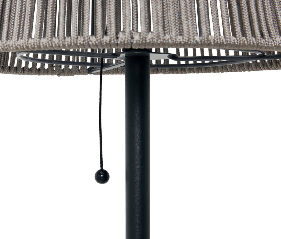 Gros plan d'un lampadaire gris avec un pied noir et un interrupteur à tirette.