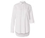 Longue chemise blanche boutonnée avec une poche poitrine.