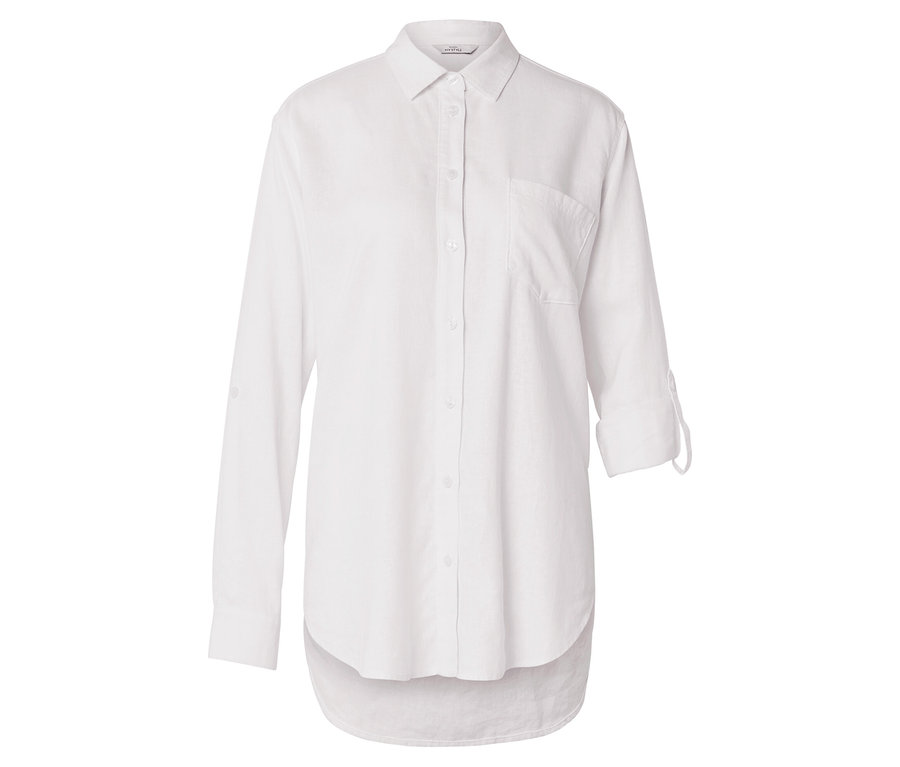 Longue chemise blanche boutonnée avec une poche poitrine.