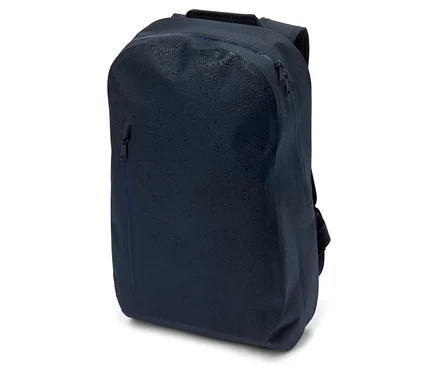 Sac à dos bleu marine avec fermetures éclair et gouttes d'eau, posé sur un fond blanc.