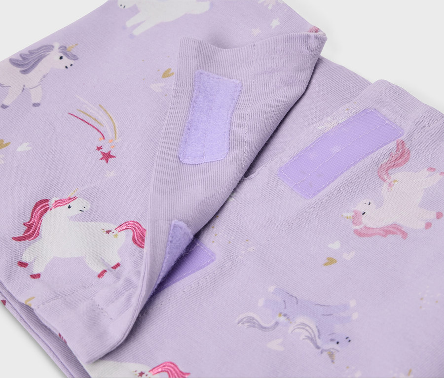 Gros plan de couches lavables violettes à motif de licorne avec fermeture velcro.