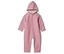 Une combinaison en laine rose avec capuche et boutons en bois sur fond blanc.