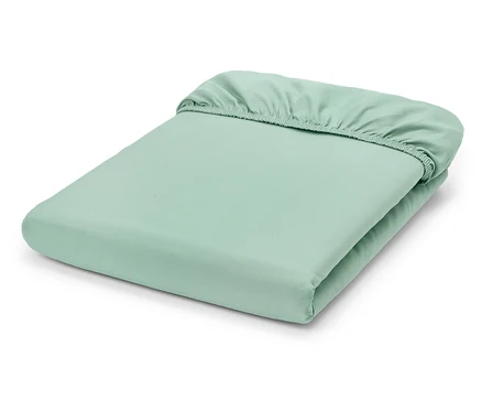 Drap-housse vert menthe plié sur fond blanc.