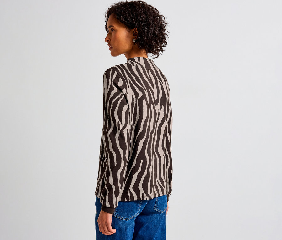 Femme portant un maillot en jacquard Street One à motif zébré et un jean bleu.
