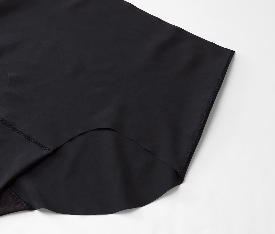 Gros plan d'un tissu noir sur fond blanc.