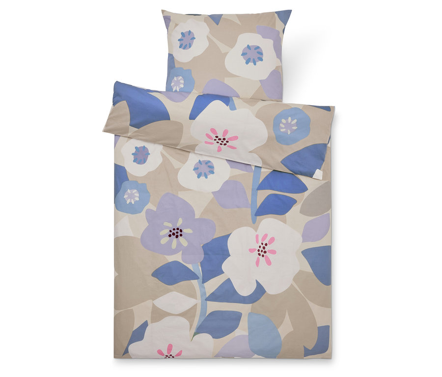 Ensemble de literie à motif floral dans les tons de bleu, violet et beige.