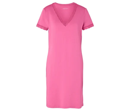 Une chemise de nuit rose à manches courtes avec des garnitures en dentelle à l'encolure en V et aux manches est posée sur un fond blanc.
