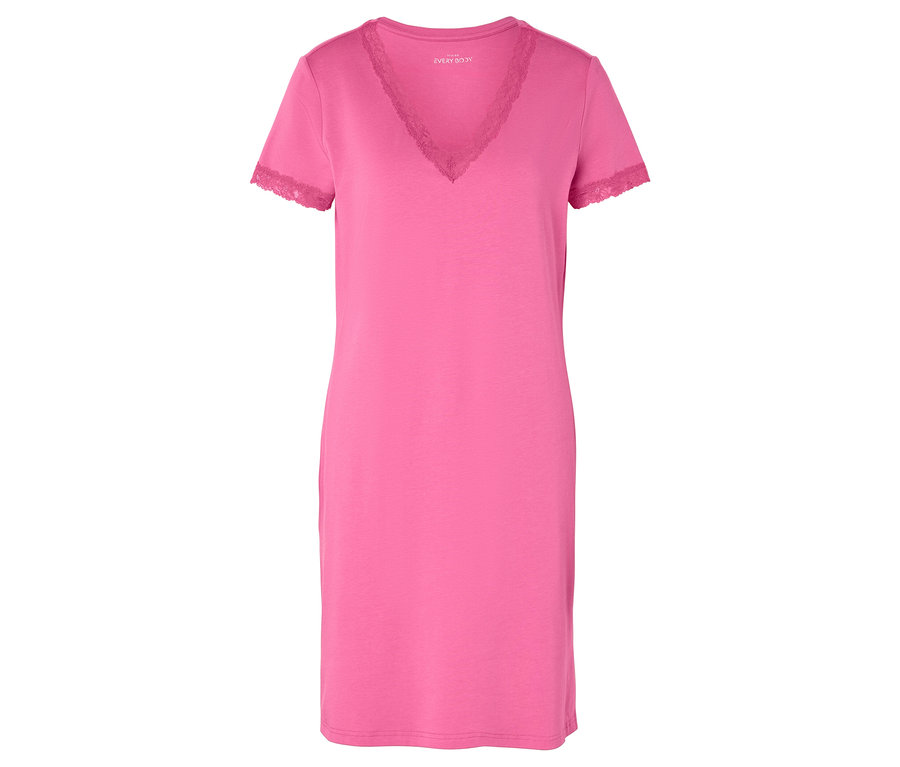 Une chemise de nuit rose à manches courtes avec des garnitures en dentelle à l'encolure en V et aux manches est posée sur un fond blanc.