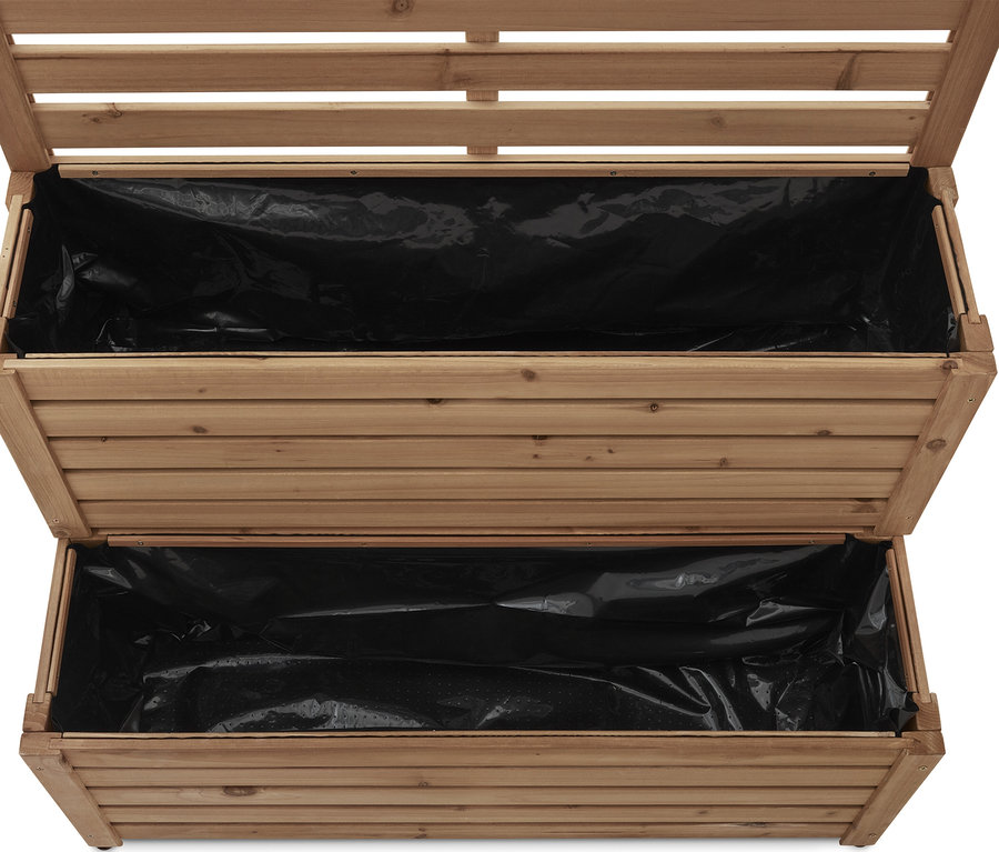 Gros plan d'un bac à fleurs en bois à deux niveaux recouvert de plastique noir.