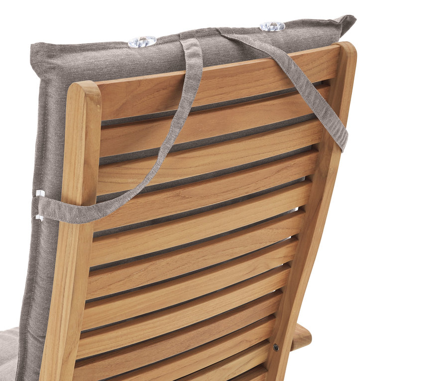 Gros plan sur le dossier d'une chaise en bois avec un coussin gris fixé par des sangles.