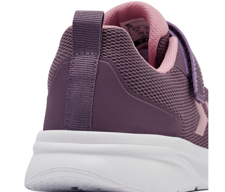 Baskets hummel® Actus Tr Bearther Jr couleur prune avec des détails roses, une tige en maille, une tirette à l'arrière et une semelle blanche.