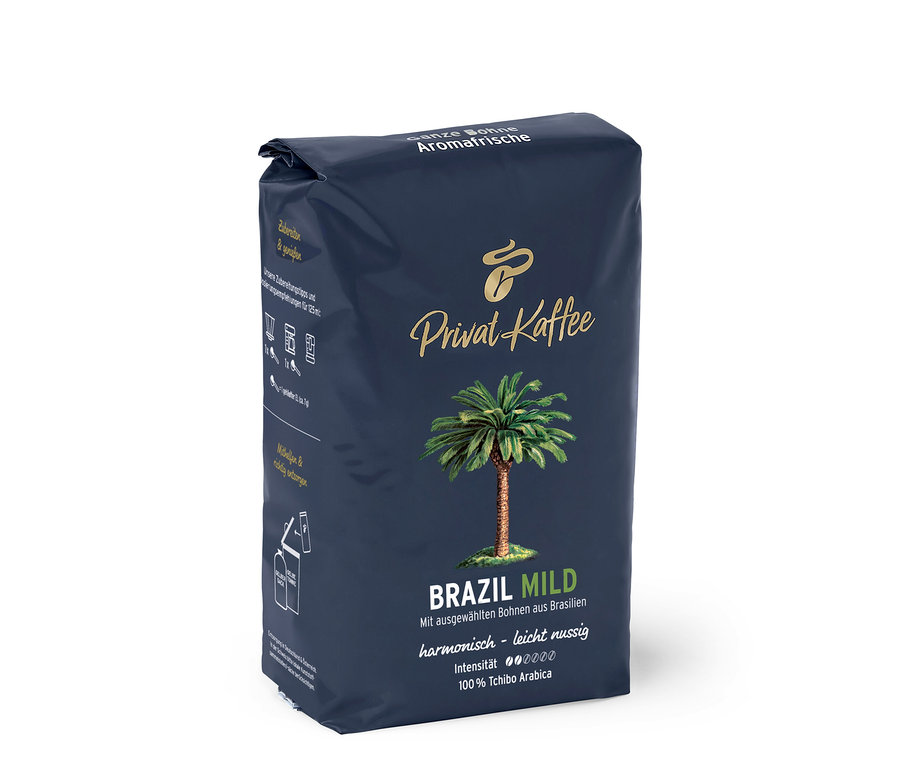 Paquet bleu foncé de café en grains Privat Kaffee Brazil Mild 500g avec lettrage doré, un palmier et des informations d'origine.