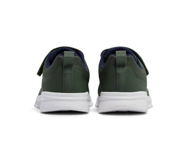 Deux baskets vertes hummel® Actus Tr Bearther Jr avec semelles blanches, doublure bleu foncé et fermetures velcro, vues de dos.