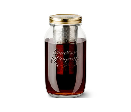 Un bocal pour infuser le café à froid « BrewJar » rempli d'une boisson, sur un fond blanc.