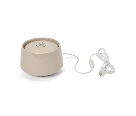 Fontaine à eau beige pour animaux de compagnie avec câble USB.